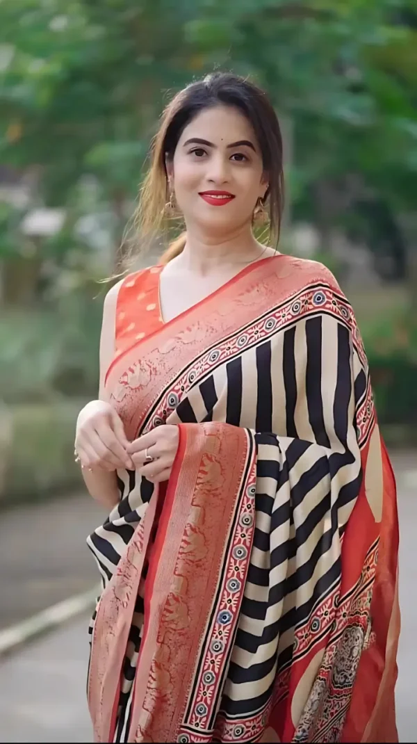 প্রিমিয়াম মাখন সিল্ক ডিজিটাল প্রিন্ট শাড়ী+ ব্লাউজ পিস ফ্রি - Image 4
