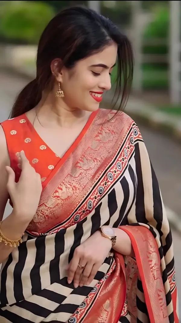 প্রিমিয়াম মাখন সিল্ক ডিজিটাল প্রিন্ট শাড়ী+ ব্লাউজ পিস ফ্রি - Image 3