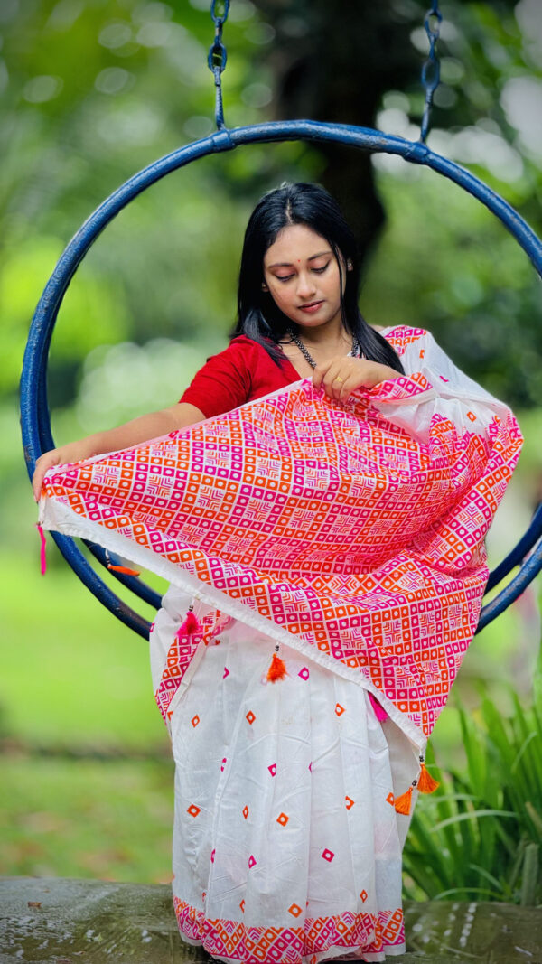 প্রিমিয়াম রেশম সিল্ক সাদা শাড়ি | ব্লাউজ পিস সহ - Image 7