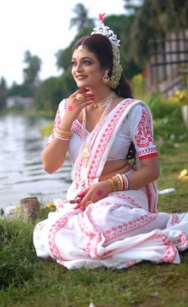 Pujo special read and white scrint prnt saree - Image 4