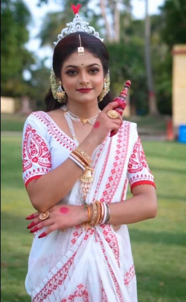 Pujo special read and white scrint prnt saree - Image 3