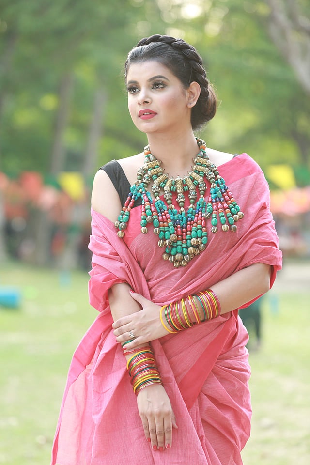 তাঁতের শাড়িতে শবনম ফারিয়া