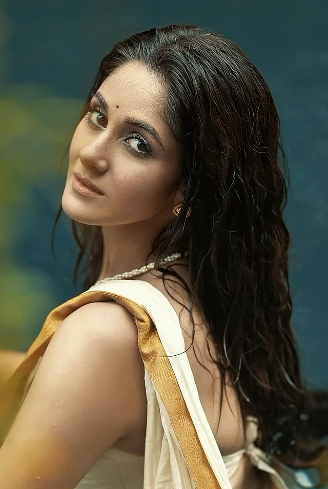 গয়নার বাহুল্যে যান নি তৃণা এই মুগ্ধ করা লুকে। হালকা চুড়ি, দুল, মুক্তার লহর দেওয়া নেকপিস আর খোলা চুলেই বাজিমাত হয়েছে।