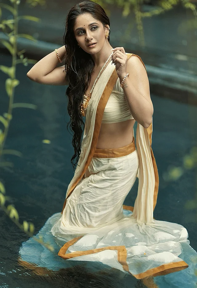 কালো জলে কুচলা তলে এই আকর্ষণীয় ড্রেপের শাড়ির লুকে সবাইকে হাবুডুবু খাওয়াচ্ছেন তৃণা